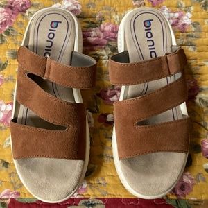 Like New Bionica Avoca Suede Sandal